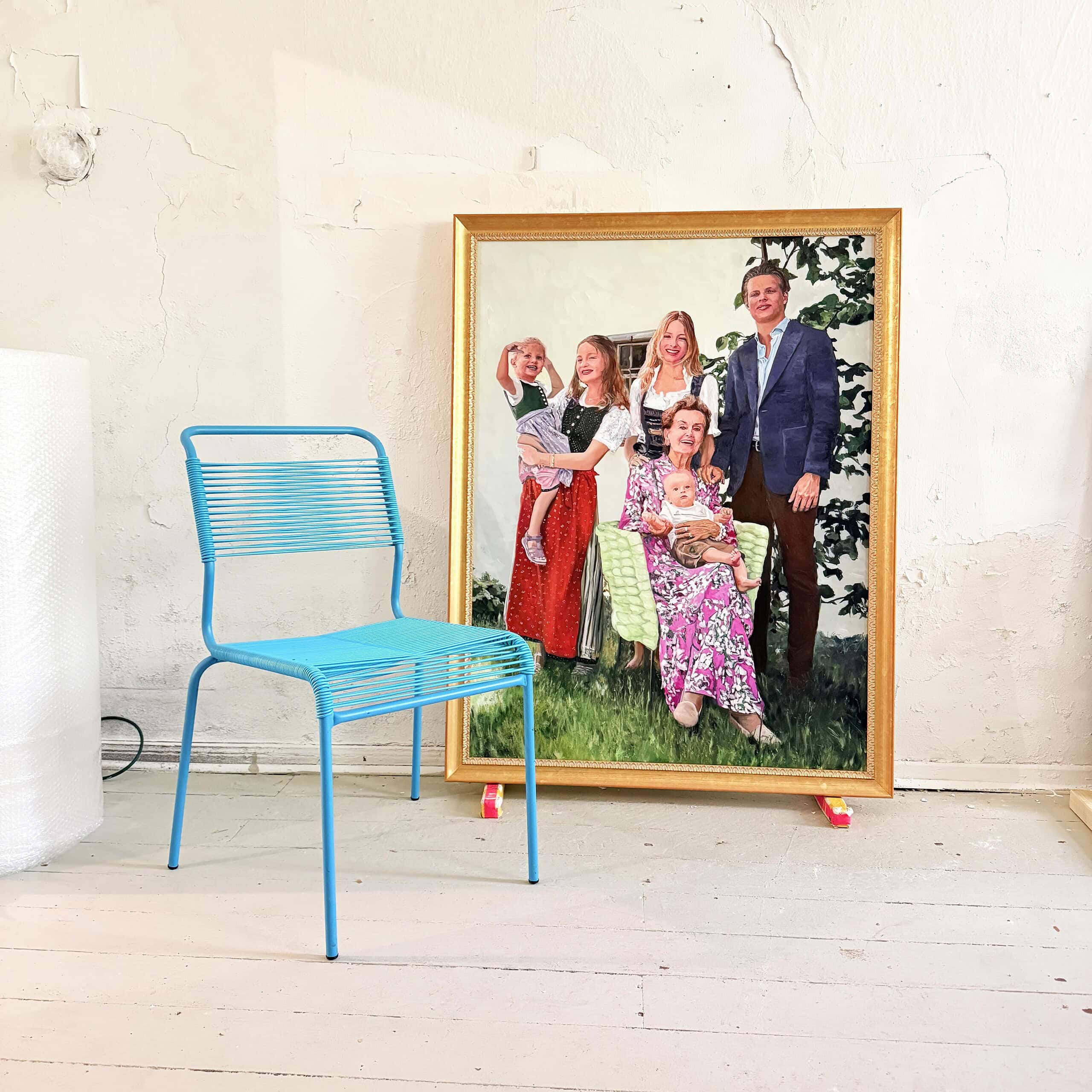 Hochwertiges, personalisiertes Gemälde mit Familienporträt auf Leinwand im Studio.